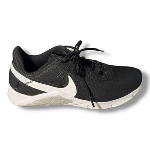 Nike Women’s Nike Legend Essential 2 Black White Size 8